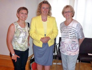 09_Angelika-Hofmann-und-Annemarie-Walther-mit-Frau--Kerstin-Schreyer,-Integrationsbeauftragte-der-Bayer.Staatsreg.